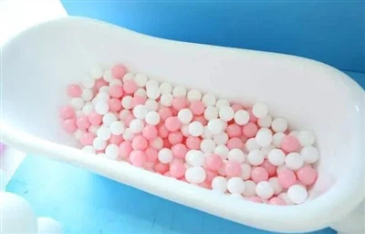 Wat gebeurt er als je een te grote badbom in het water gooit?