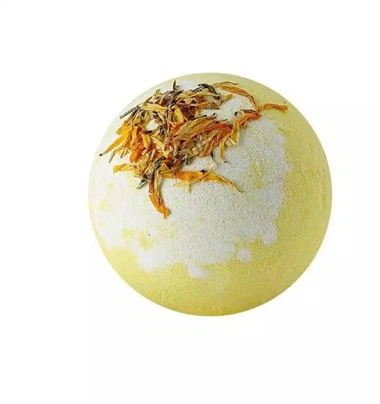 Gele badbom met droge bloemen